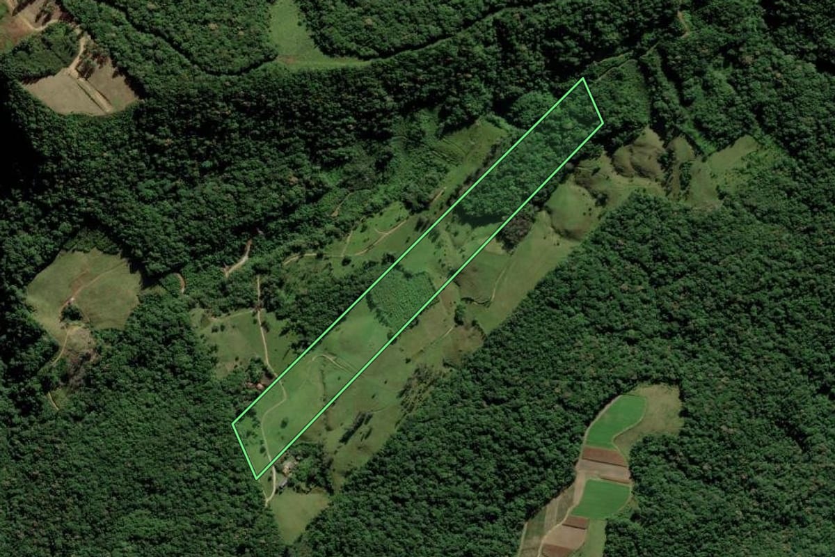 Imagem de satélite do imóvel rural em Pedras Grandes (SC), com o contorno declarado no CAR desenhado por cima.