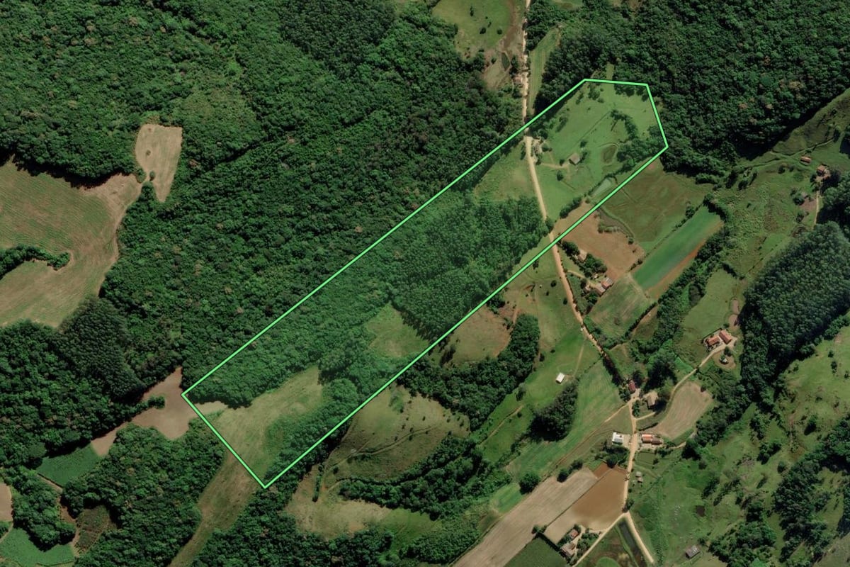 Imagem de satélite do imóvel rural em Pedras Grandes (SC), com o contorno declarado no CAR desenhado por cima.