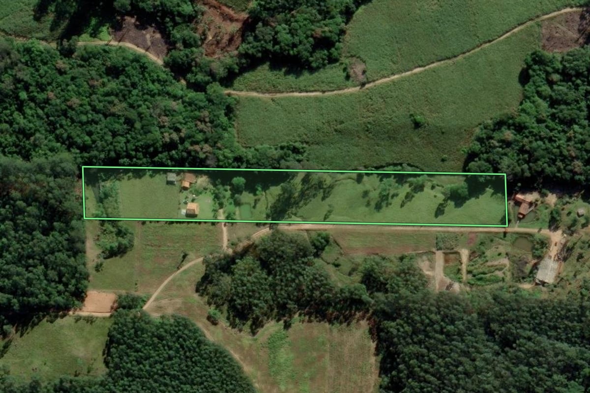 Imagem de satélite do imóvel rural em Pedras Grandes (SC), com o contorno declarado no CAR desenhado por cima.