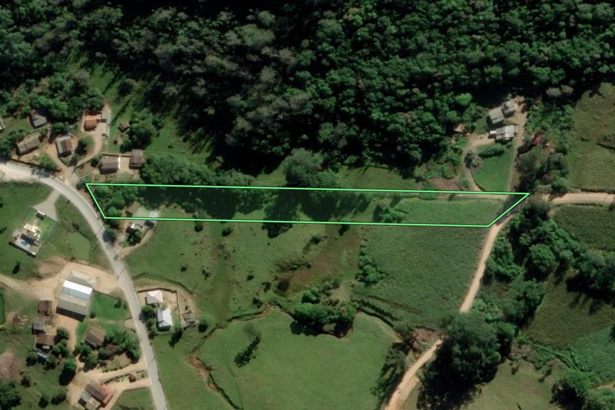 Imagem de satélite do imóvel rural em Pedras Grandes (SC), com o contorno declarado no CAR desenhado por cima.