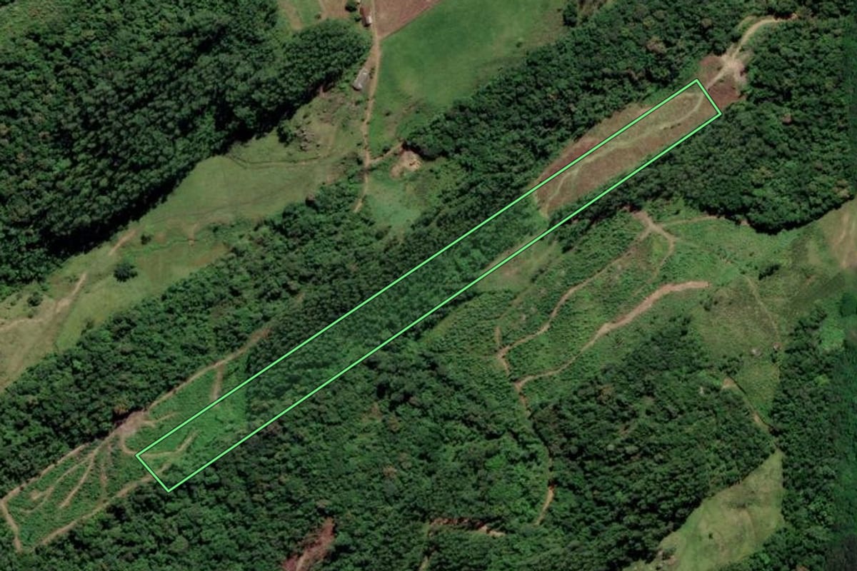 Imagem de satélite do imóvel rural em Pedras Grandes (SC), com o contorno declarado no CAR desenhado por cima.