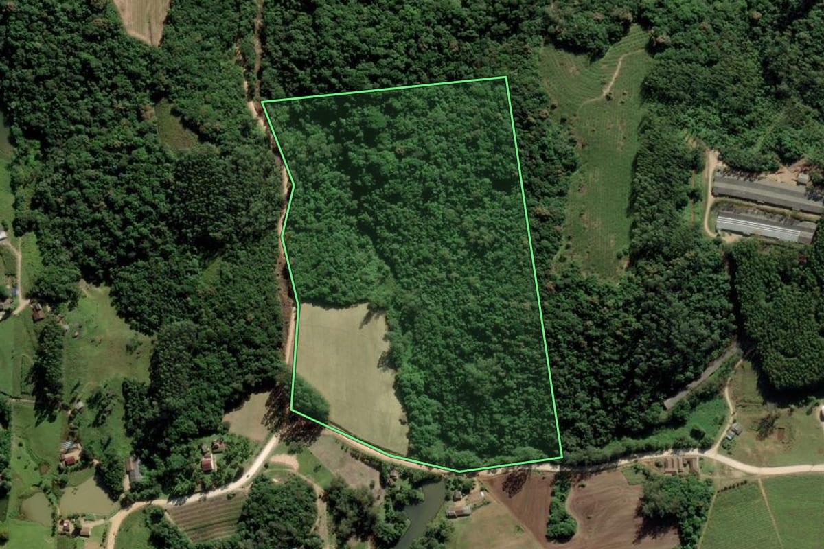 Imagem de satélite do imóvel rural em Pedras Grandes (SC), com o contorno declarado no CAR desenhado por cima.