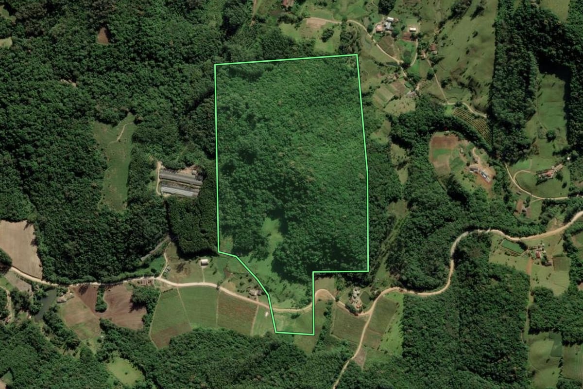 Imagem de satélite do imóvel rural em Pedras Grandes (SC), com o contorno declarado no CAR desenhado por cima.
