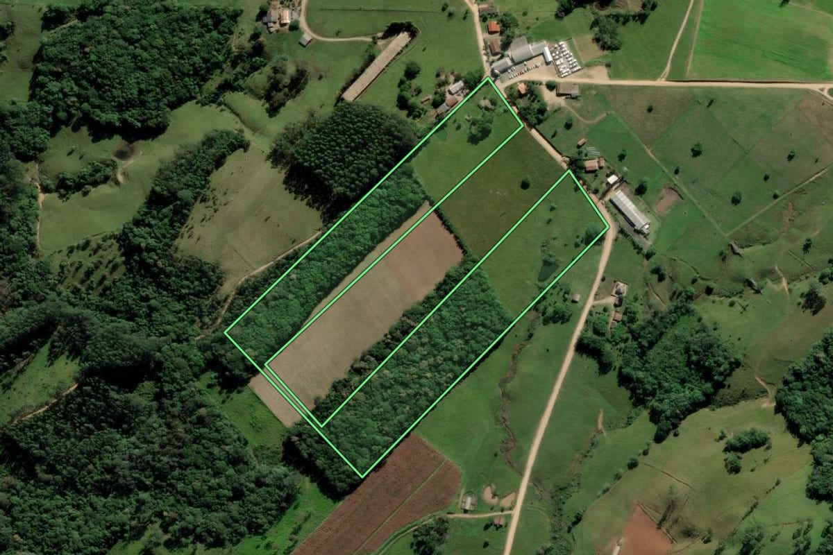 Imagem de satélite do imóvel rural em Pedras Grandes (SC), com o contorno declarado no CAR desenhado por cima.