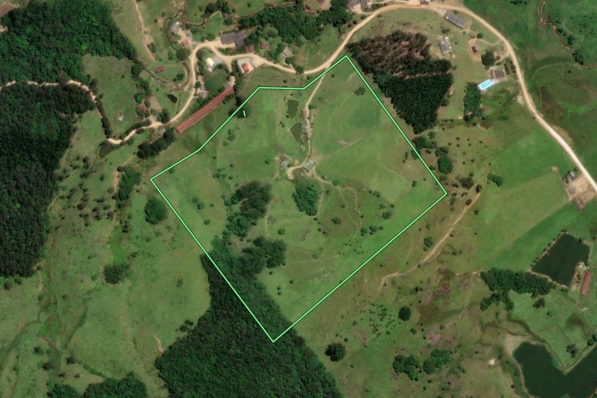 Imagem de satélite do imóvel rural em Pedras Grandes (SC), com o contorno declarado no CAR desenhado por cima.