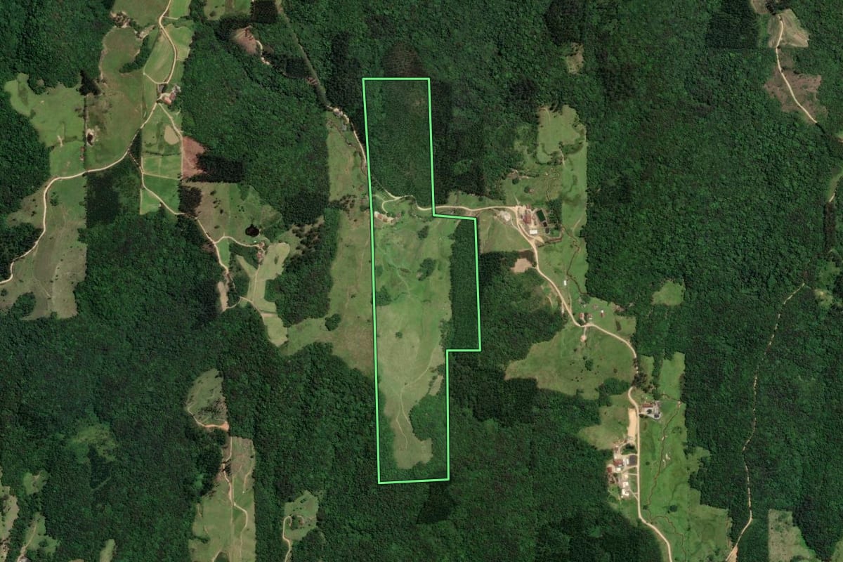 Imagem de satélite do imóvel rural em Pedras Grandes (SC), com o contorno declarado no CAR desenhado por cima.