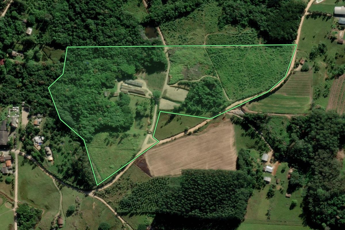 Imagem de satélite do imóvel rural em Pedras Grandes (SC), com o contorno declarado no CAR desenhado por cima.