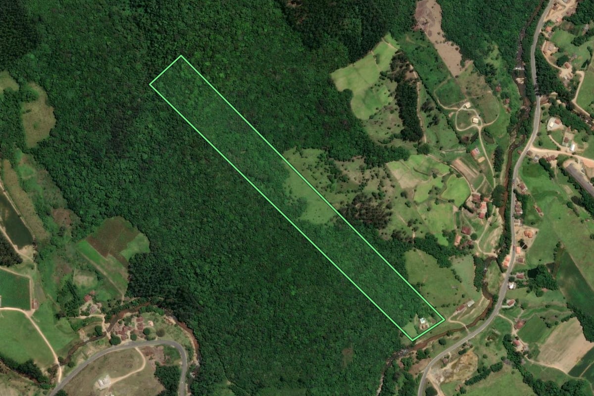 Imagem de satélite do imóvel rural em Pedras Grandes (SC), com o contorno declarado no CAR desenhado por cima.