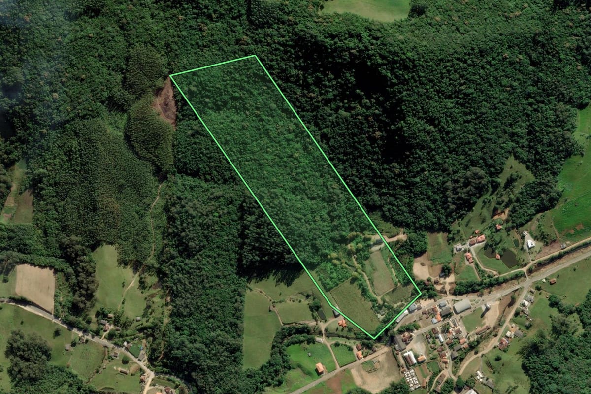 Imagem de satélite do imóvel rural em Pedras Grandes (SC), com o contorno declarado no CAR desenhado por cima.