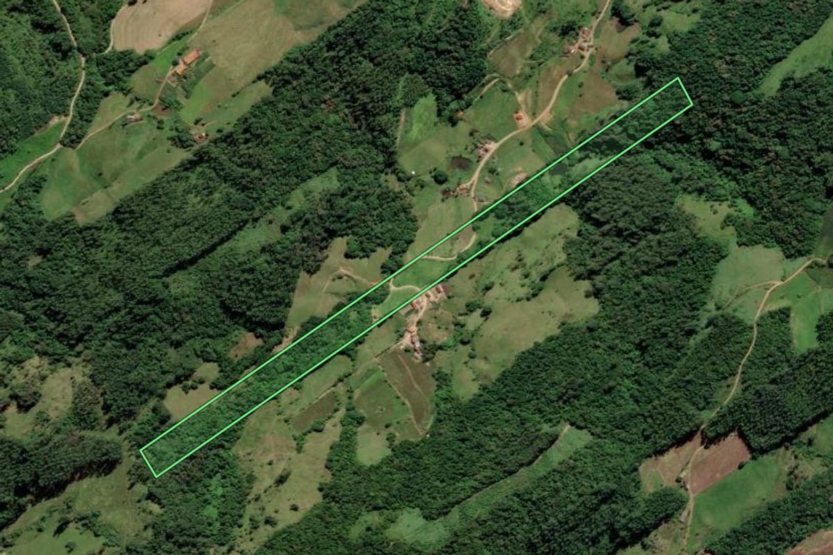 Imagem de satélite do imóvel rural em Pedras Grandes (SC), com o contorno declarado no CAR desenhado por cima.