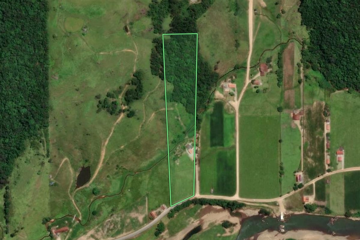 Imagem de satélite do imóvel rural em Pedras Grandes (SC), com o contorno declarado no CAR desenhado por cima.