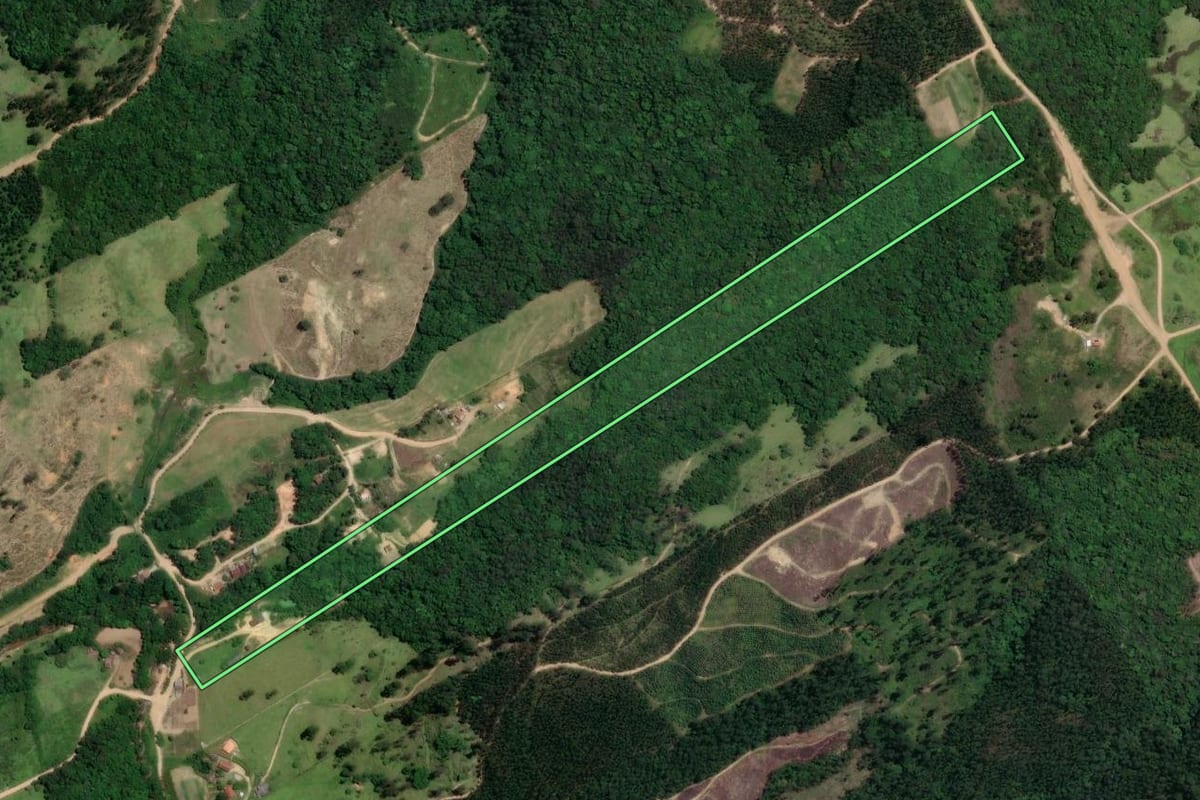 Imagem de satélite do imóvel rural em Pedras Grandes (SC), com o contorno declarado no CAR desenhado por cima.