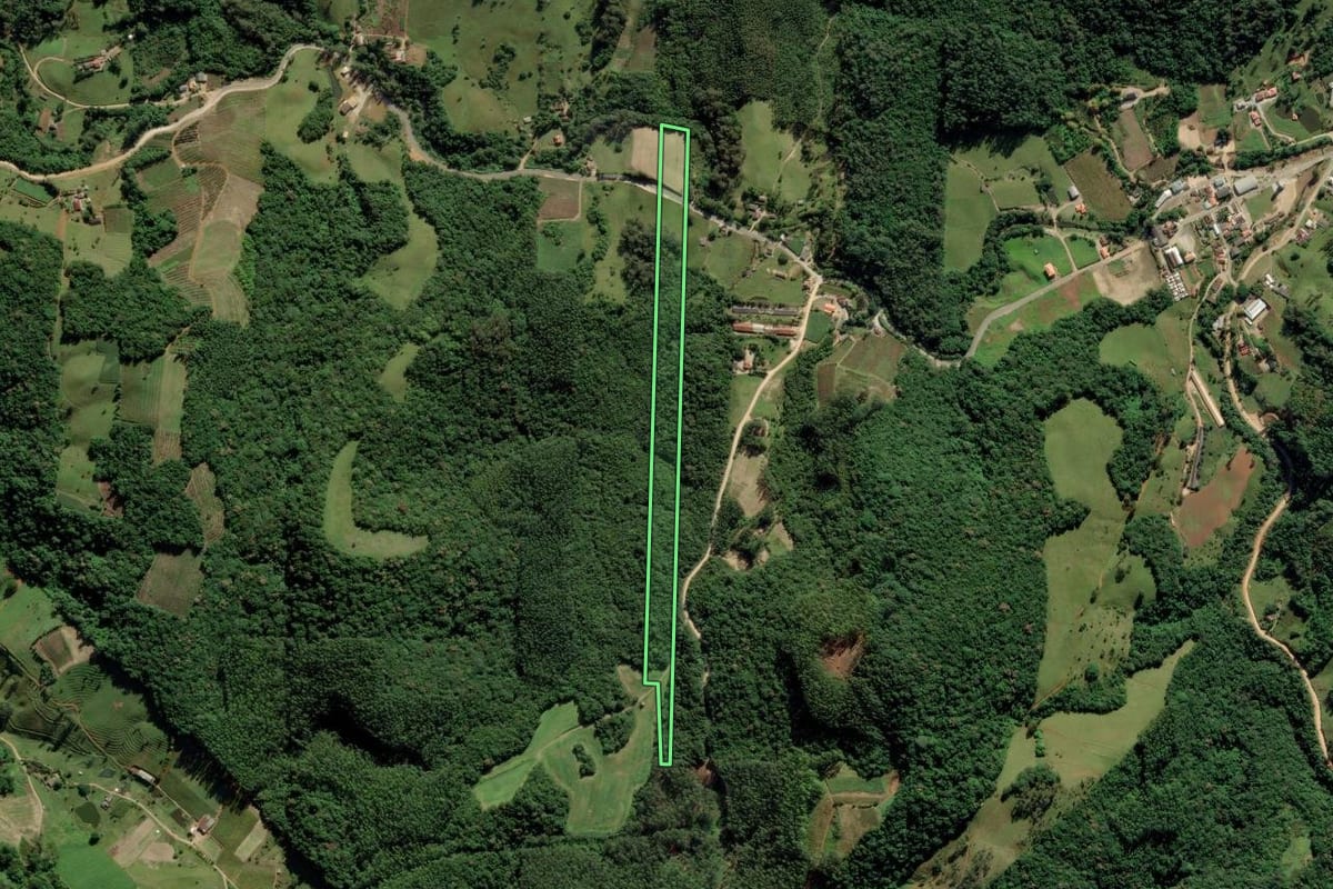 Imagem de satélite do imóvel rural em Pedras Grandes (SC), com o contorno declarado no CAR desenhado por cima.