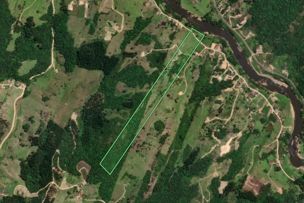 Imagem de satélite do imóvel rural em Pedras Grandes (SC), com o contorno declarado no CAR desenhado por cima.