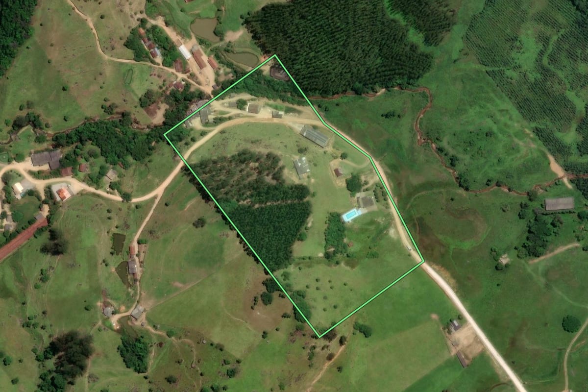 Imagem de satélite do imóvel rural em Pedras Grandes (SC), com o contorno declarado no CAR desenhado por cima.