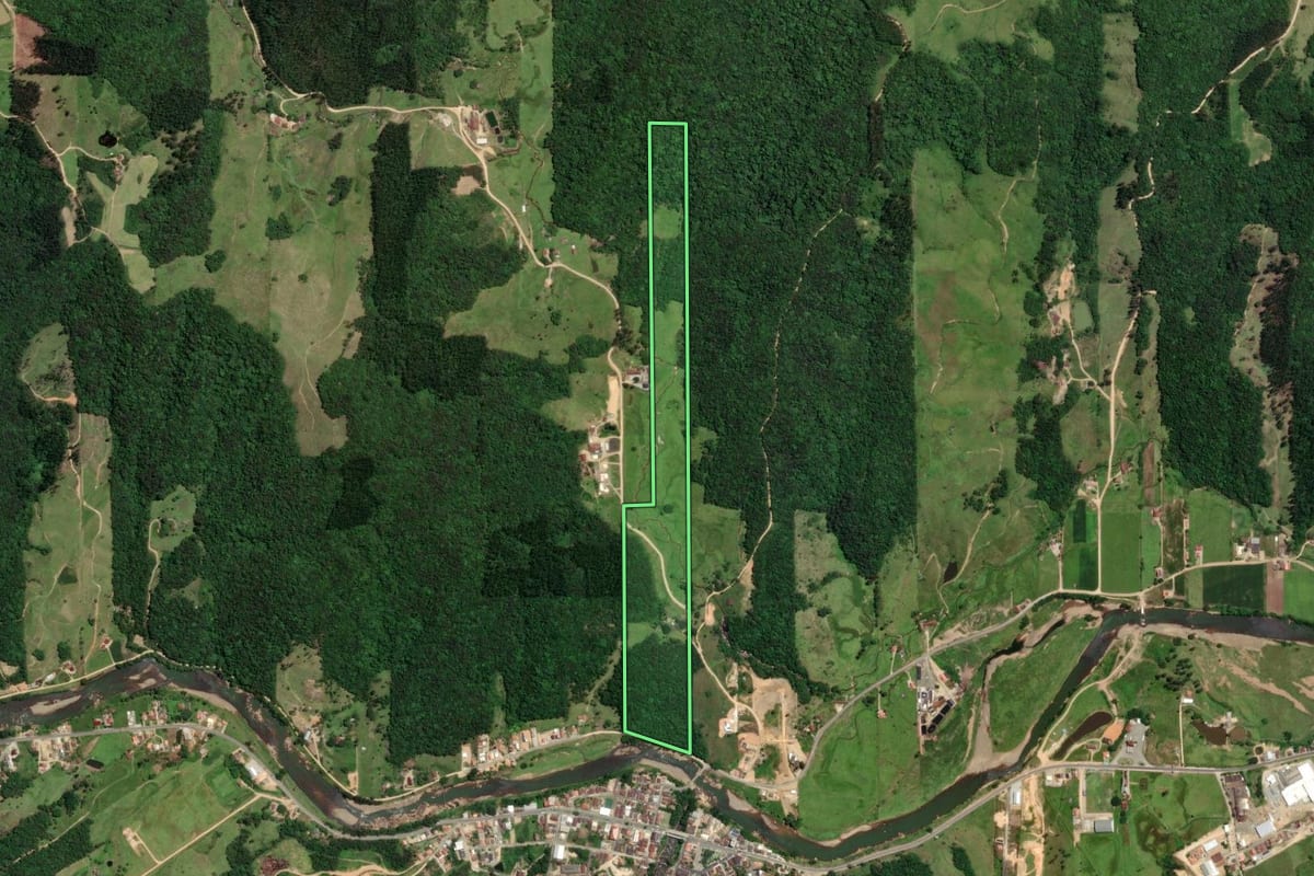 Imagem de satélite do imóvel rural em Pedras Grandes (SC), com o contorno declarado no CAR desenhado por cima.