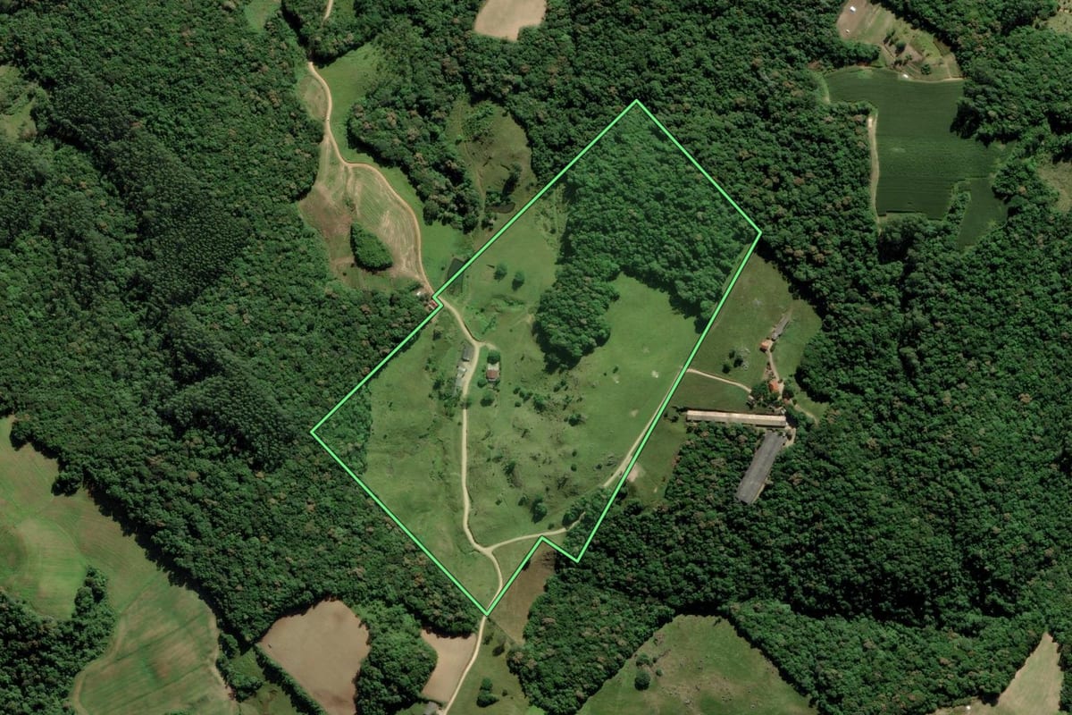 Imagem de satélite do imóvel rural em Pedras Grandes (SC), com o contorno declarado no CAR desenhado por cima.