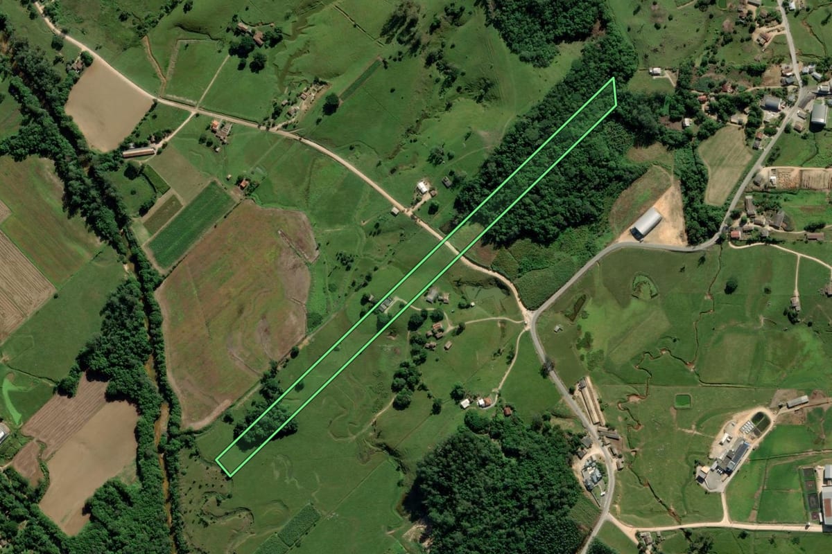 Imagem de satélite do imóvel rural em Pedras Grandes (SC), com o contorno declarado no CAR desenhado por cima.