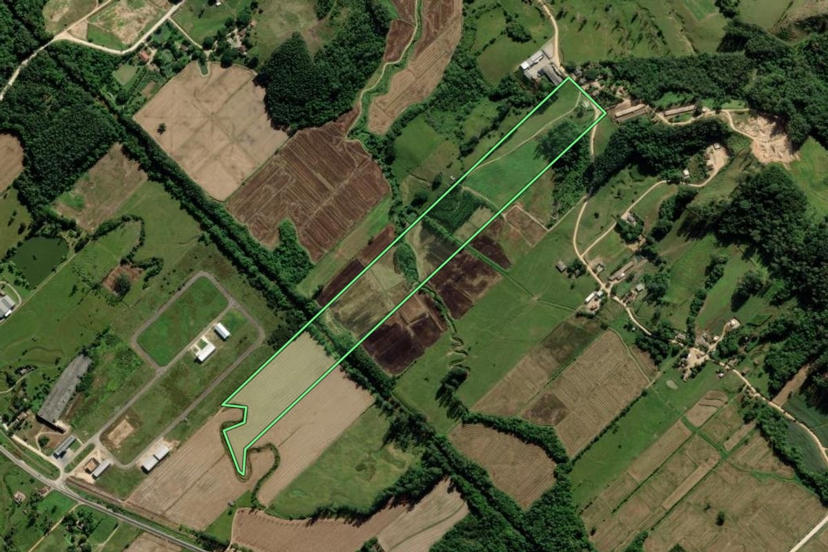 Imagem de satélite do imóvel rural em Pedras Grandes (SC), com o contorno declarado no CAR desenhado por cima.