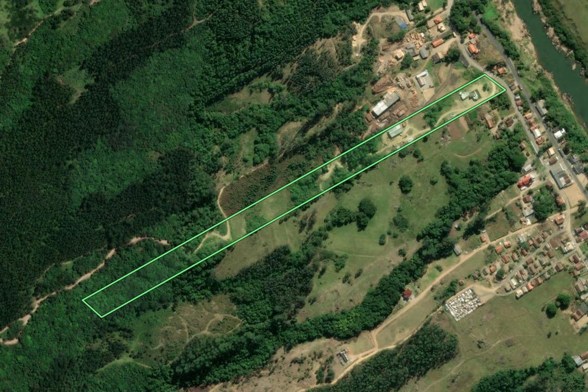 Imagem de satélite do imóvel rural em Pedras Grandes (SC), com o contorno declarado no CAR desenhado por cima.