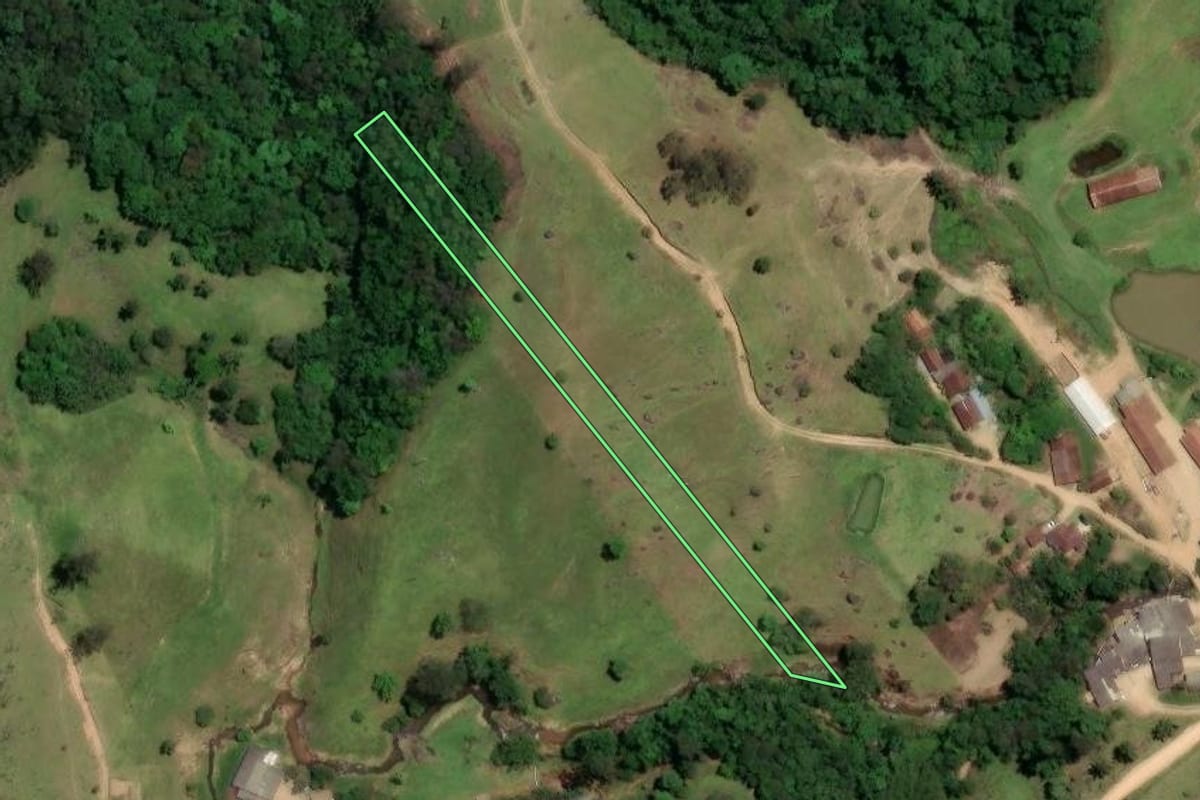 Imagem de satélite do imóvel rural em Pedras Grandes (SC), com o contorno declarado no CAR desenhado por cima.
