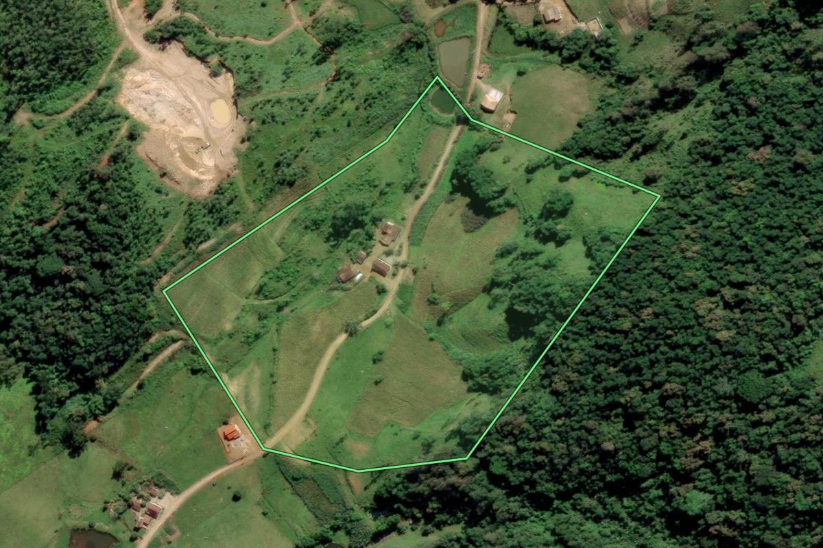 Imagem de satélite do imóvel rural em Pedras Grandes (SC), com o contorno declarado no CAR desenhado por cima.