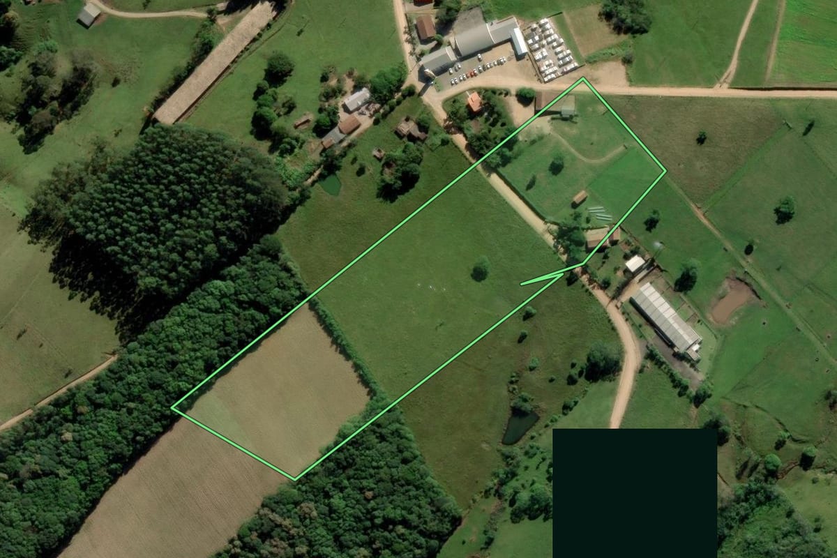 Imagem de satélite do imóvel rural em Pedras Grandes (SC), com o contorno declarado no CAR desenhado por cima.
