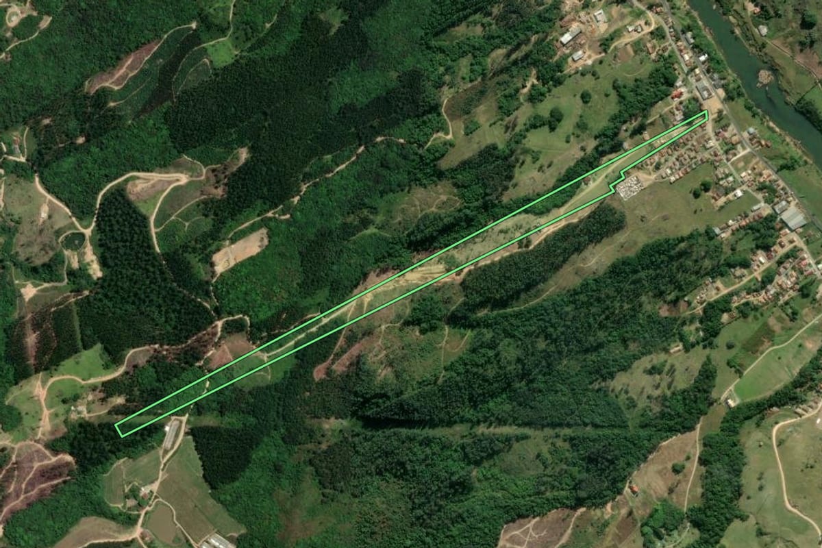 Imagem de satélite do imóvel rural em Pedras Grandes (SC), com o contorno declarado no CAR desenhado por cima.