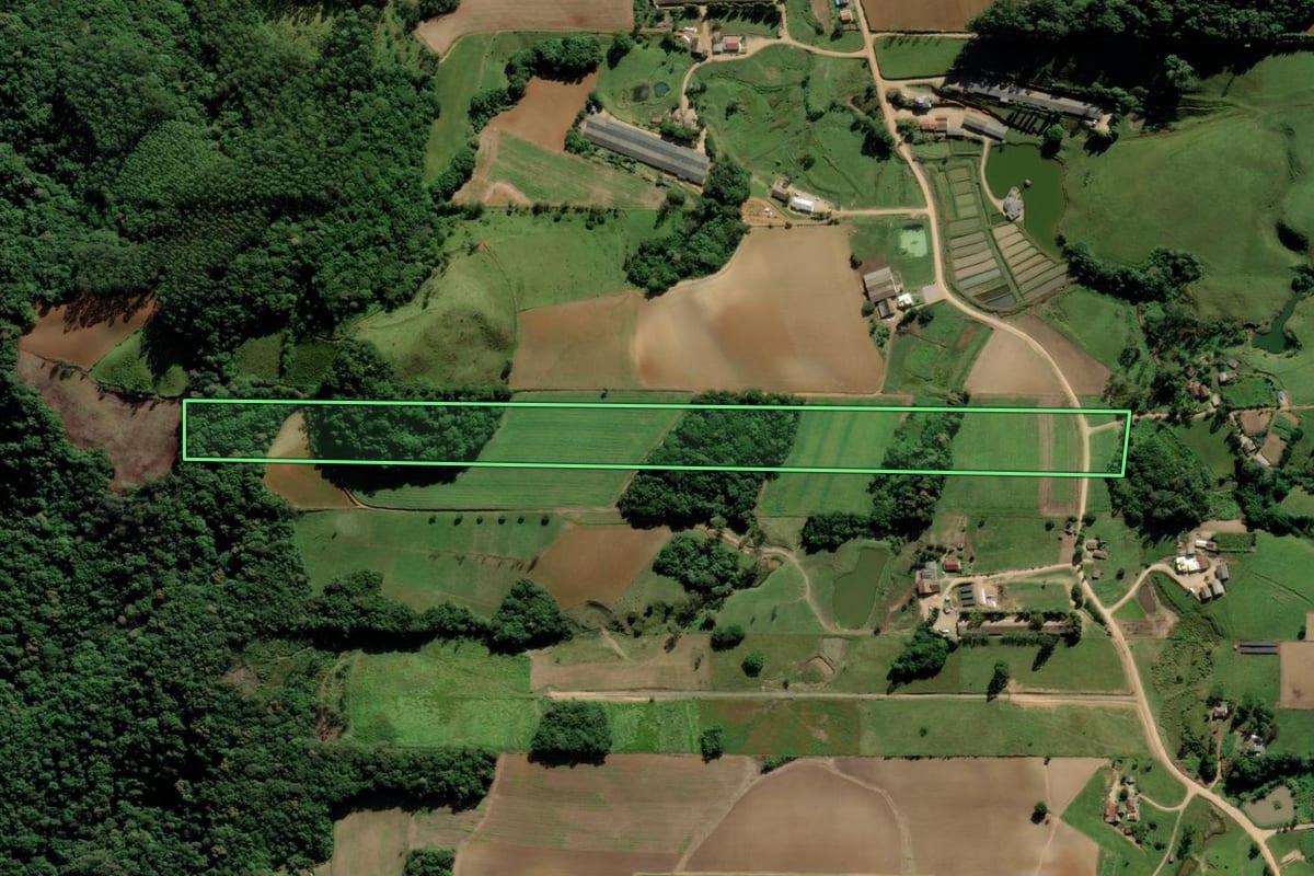 Imagem de satélite do imóvel rural em Pedras Grandes (SC), com o contorno declarado no CAR desenhado por cima.