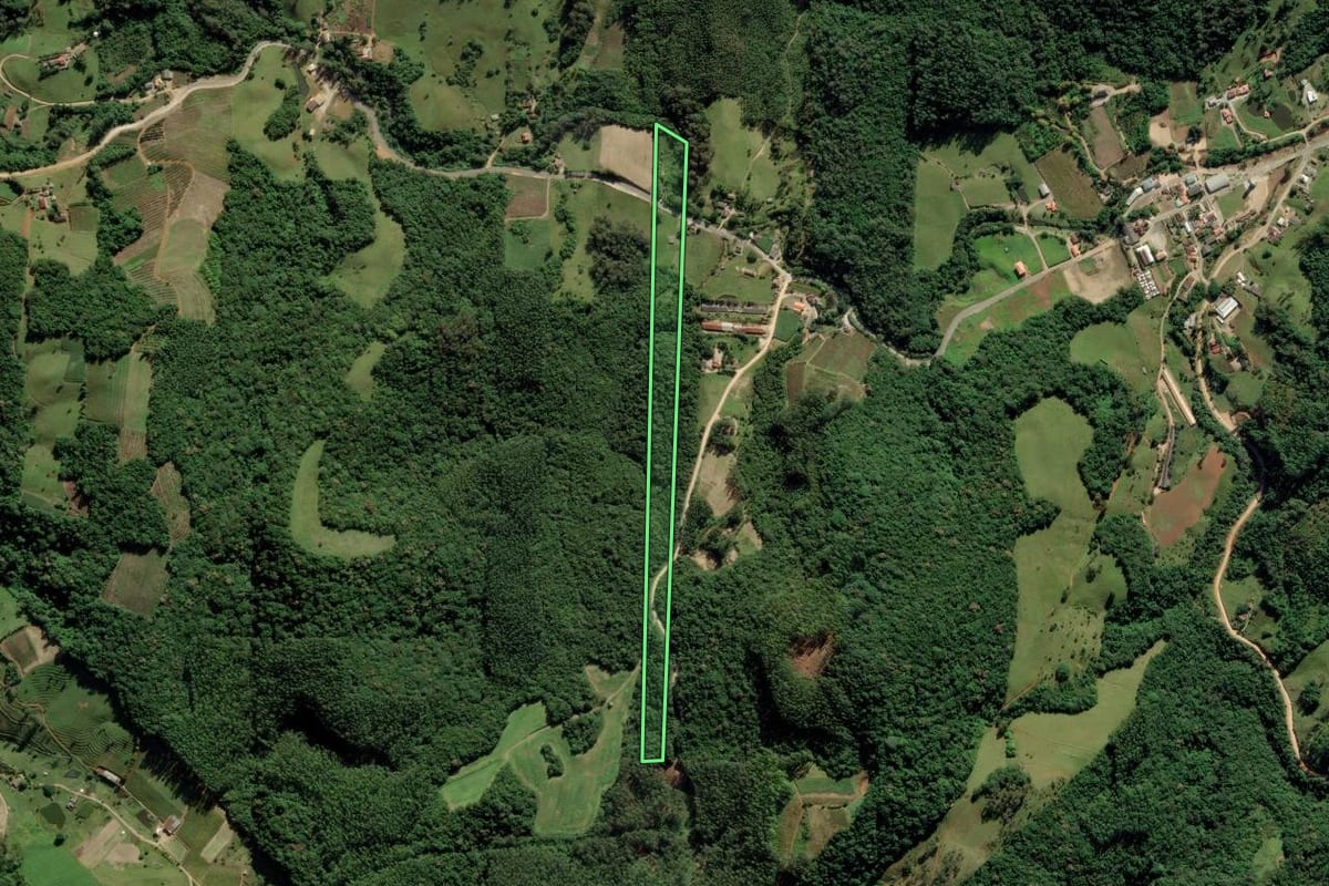 Imagem de satélite do imóvel rural em Pedras Grandes (SC), com o contorno declarado no CAR desenhado por cima.