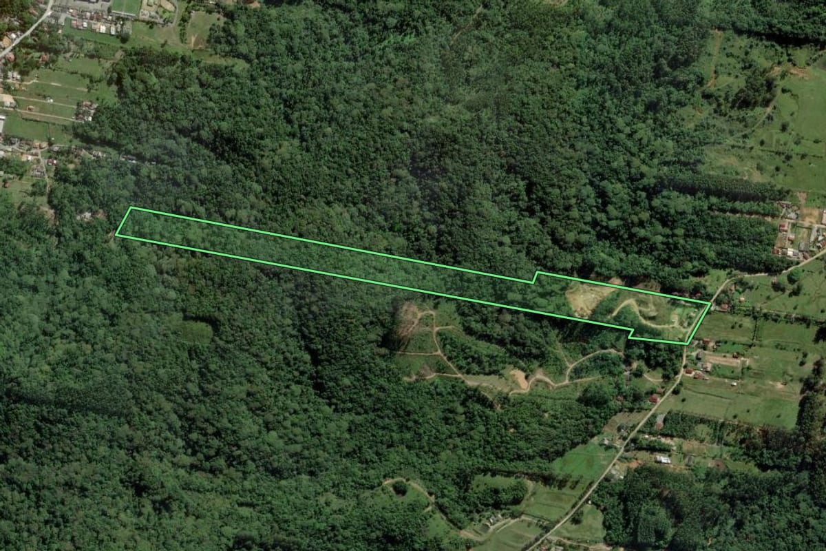 Imagem de satélite do imóvel rural em Penha (SC), com o contorno declarado no CAR desenhado por cima.