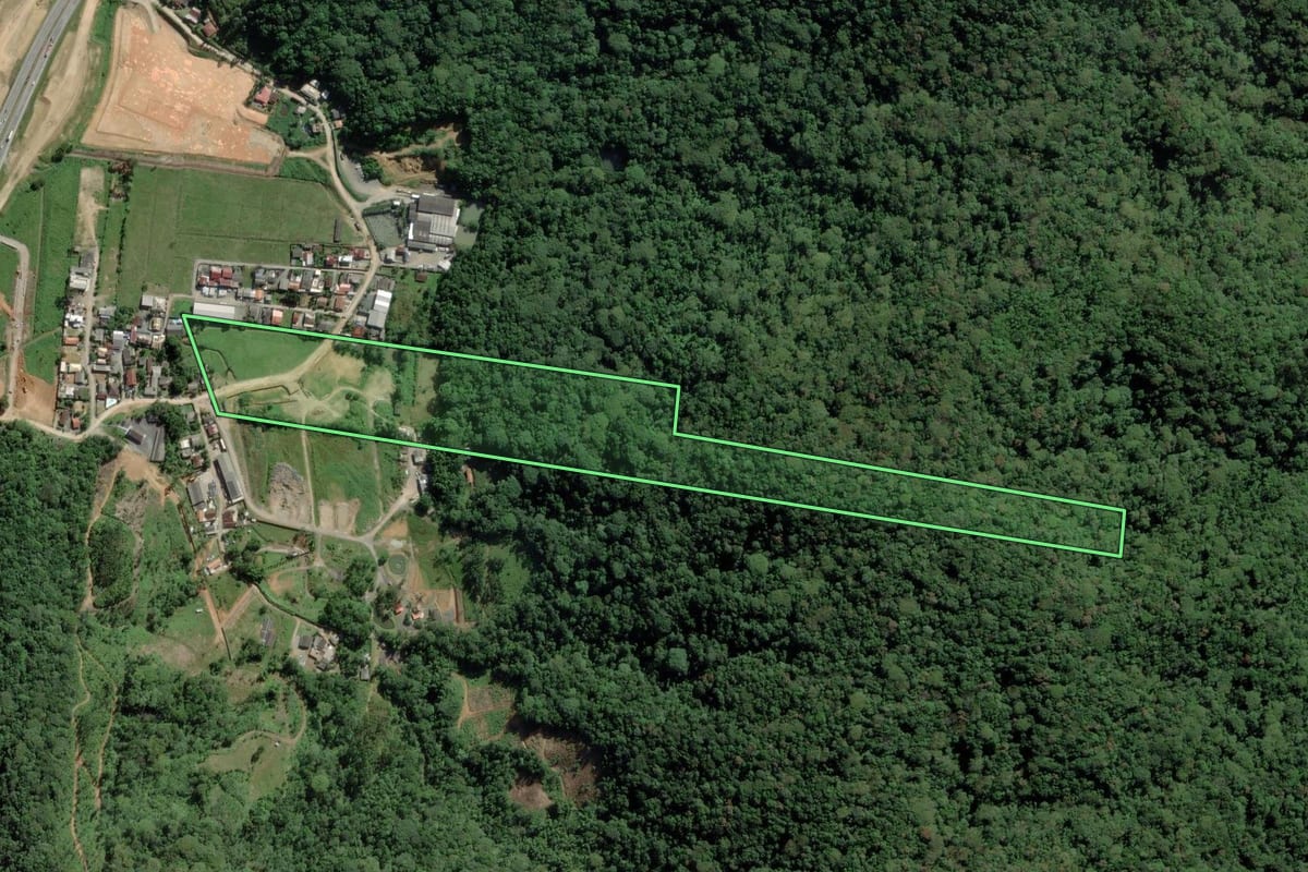 Imagem de satélite do imóvel rural em Penha (SC), com o contorno declarado no CAR desenhado por cima.