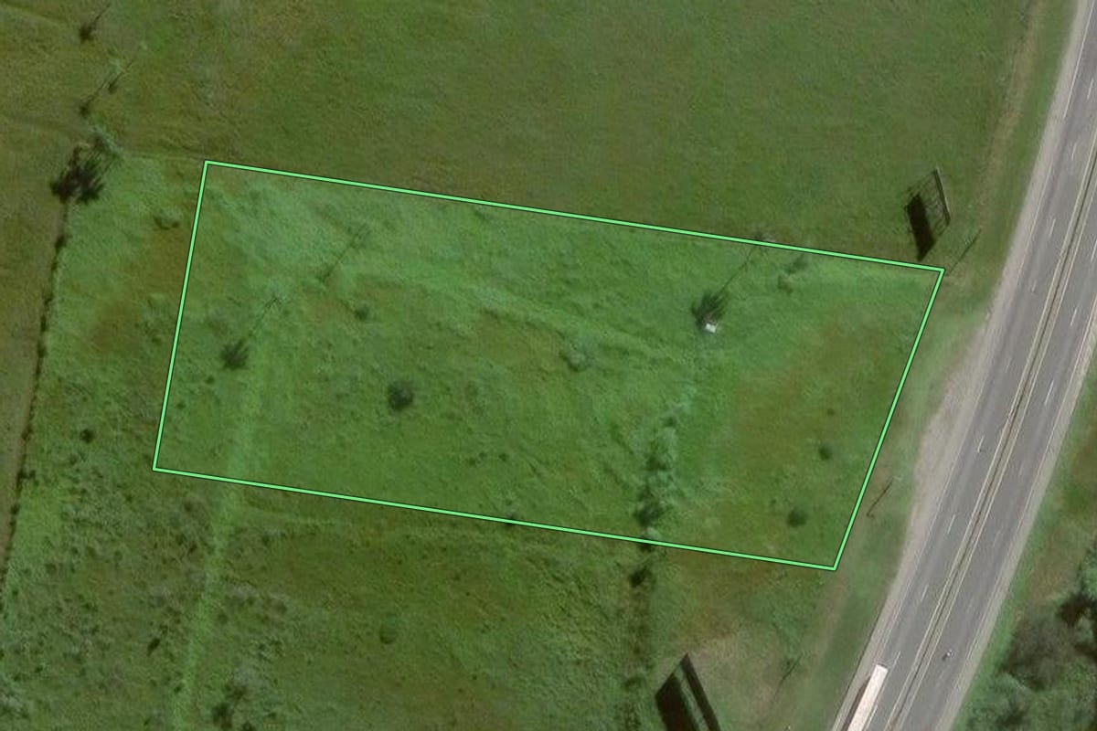 Imagem de satélite do imóvel rural em Penha (SC), com o contorno declarado no CAR desenhado por cima.