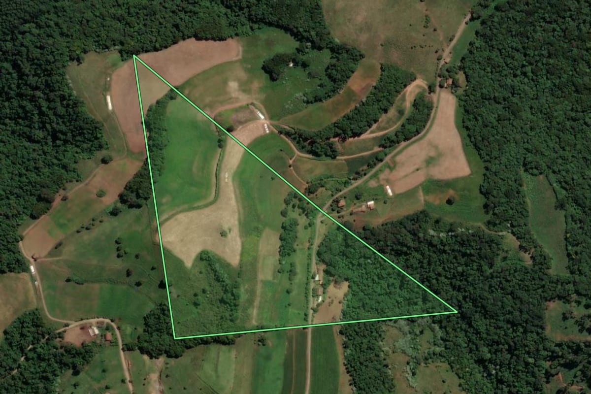 Imagem de satélite do imóvel rural em Peritiba (SC), com o contorno declarado no CAR desenhado por cima.