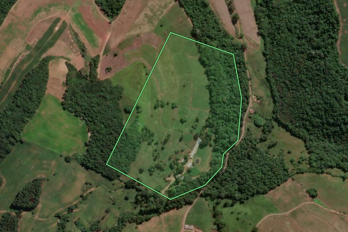 Imagem de satélite do imóvel rural em Peritiba (SC), com o contorno declarado no CAR desenhado por cima.