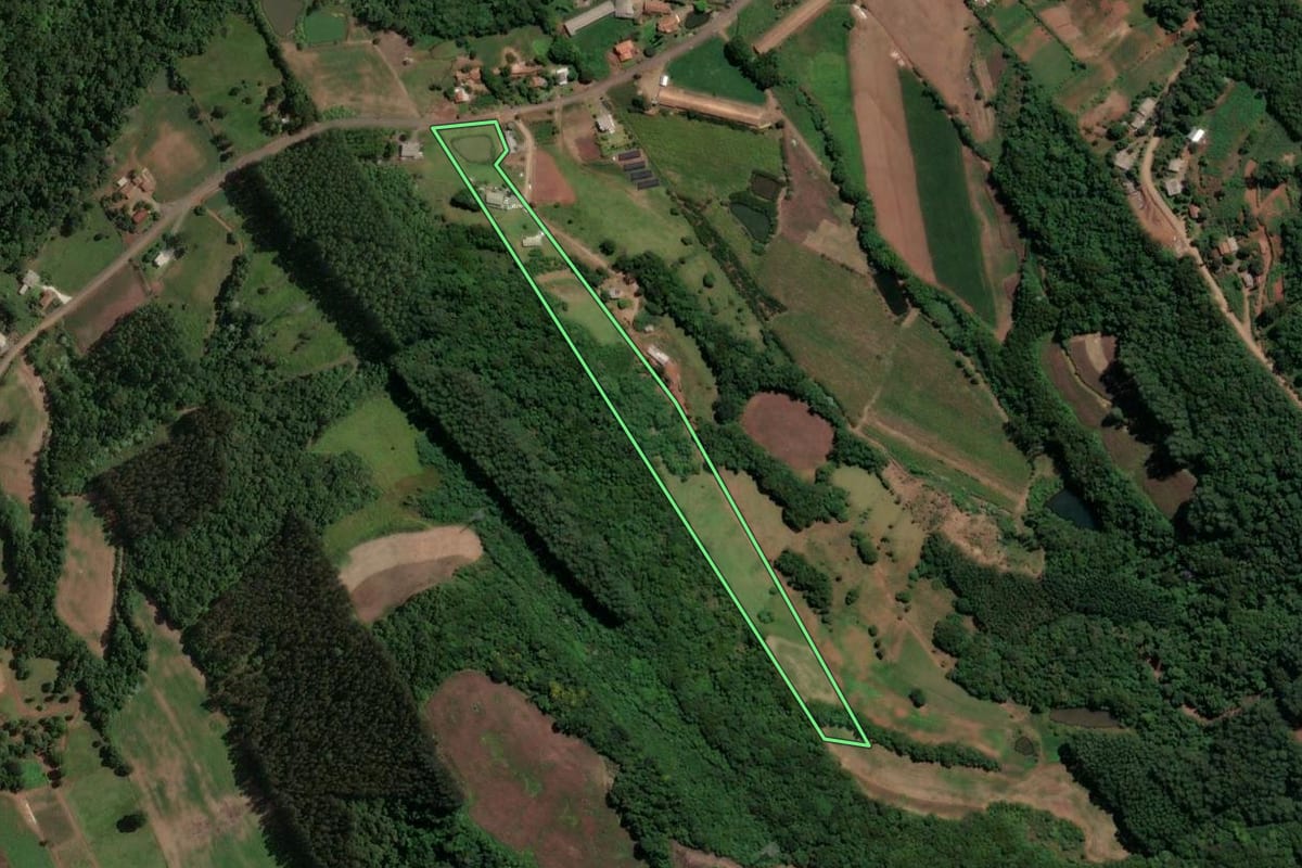 Imagem de satélite do imóvel rural em Peritiba (SC), com o contorno declarado no CAR desenhado por cima.