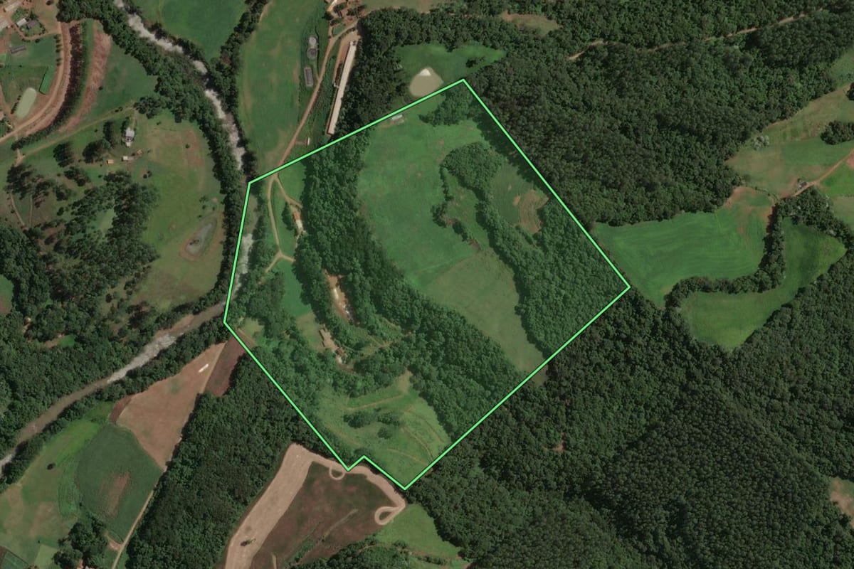 Imagem de satélite do imóvel rural em Peritiba (SC), com o contorno declarado no CAR desenhado por cima.