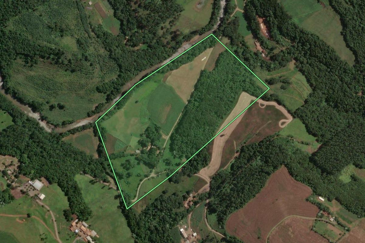Imagem de satélite do imóvel rural em Peritiba (SC), com o contorno declarado no CAR desenhado por cima.