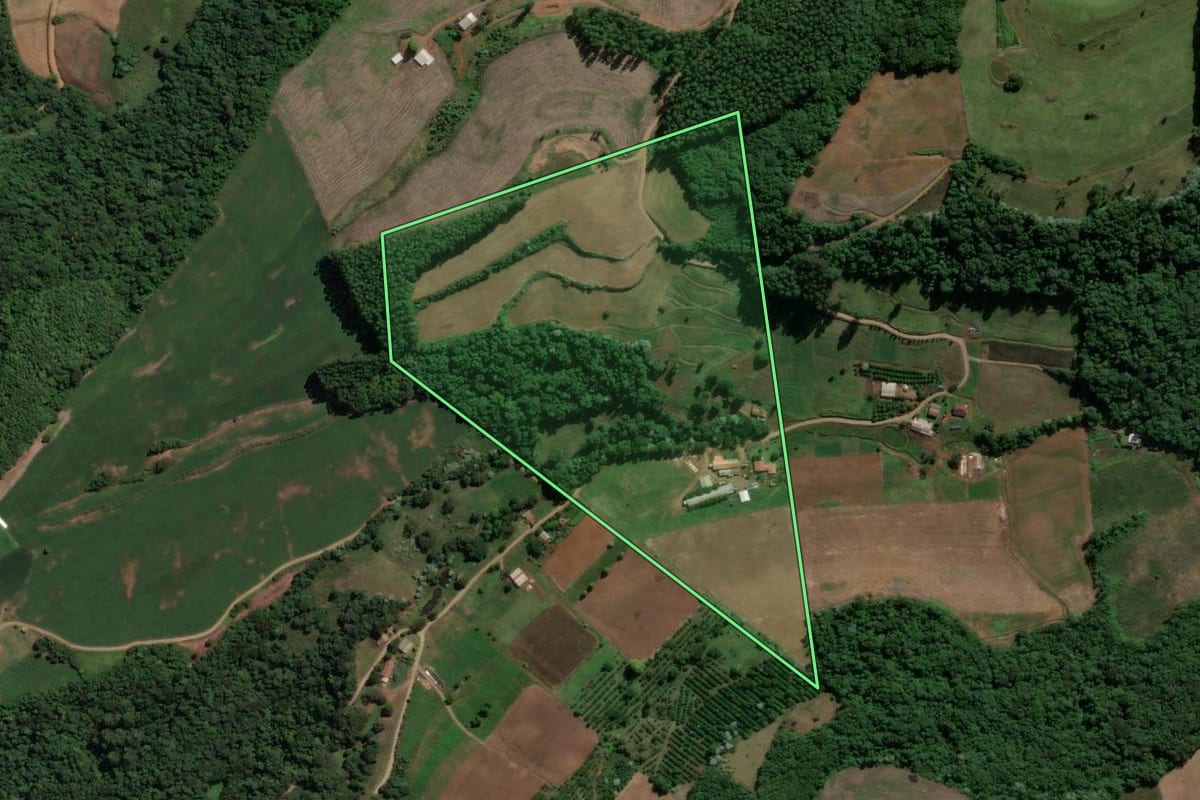 Imagem de satélite do imóvel rural em Peritiba (SC), com o contorno declarado no CAR desenhado por cima.