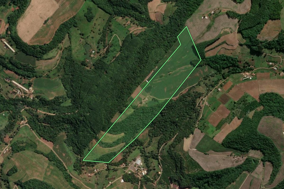 Imagem de satélite do imóvel rural em Peritiba (SC), com o contorno declarado no CAR desenhado por cima.