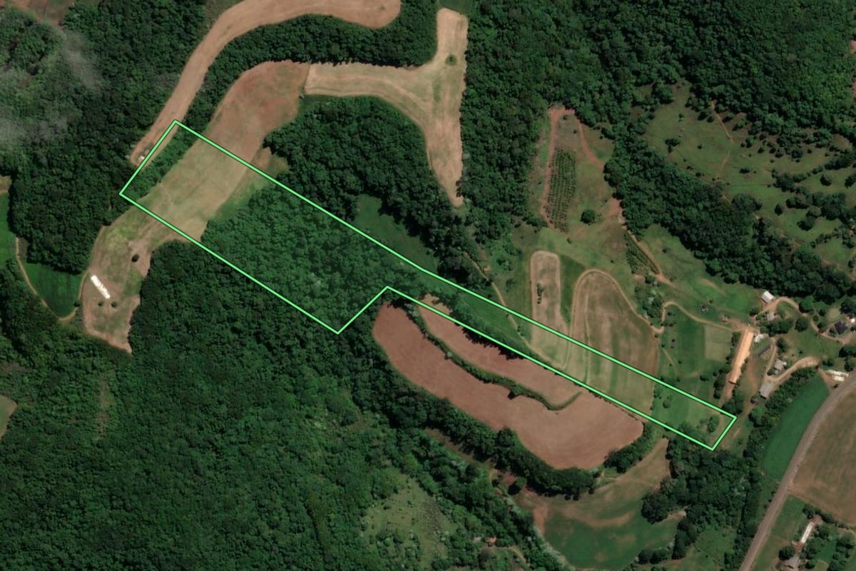 Imagem de satélite do imóvel rural em Peritiba (SC), com o contorno declarado no CAR desenhado por cima.