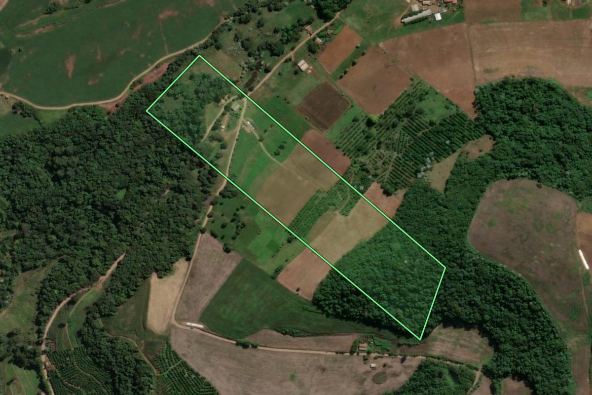 Imagem de satélite do imóvel rural em Peritiba (SC), com o contorno declarado no CAR desenhado por cima.