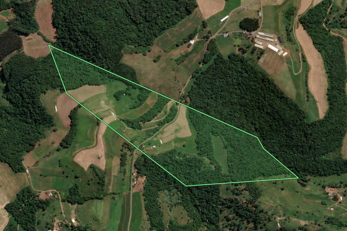 Imagem de satélite do imóvel rural em Peritiba (SC), com o contorno declarado no CAR desenhado por cima.