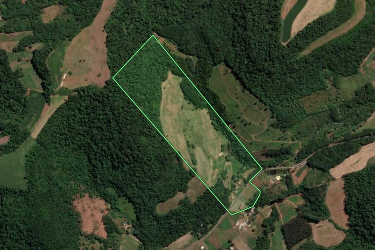 Imagem de satélite do imóvel rural em Peritiba (SC), com o contorno declarado no CAR desenhado por cima.