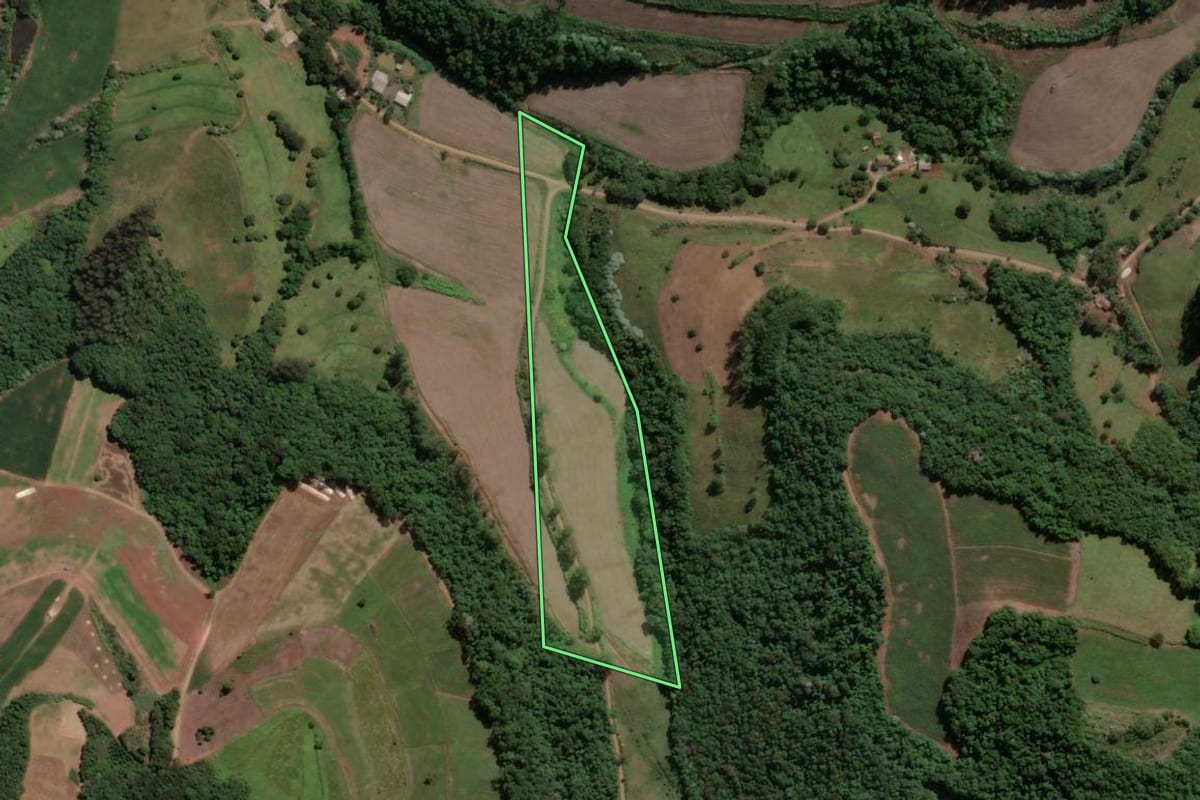 Imagem de satélite do imóvel rural em Peritiba (SC), com o contorno declarado no CAR desenhado por cima.