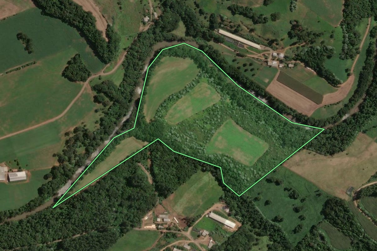 Imagem de satélite do imóvel rural em Peritiba (SC), com o contorno declarado no CAR desenhado por cima.