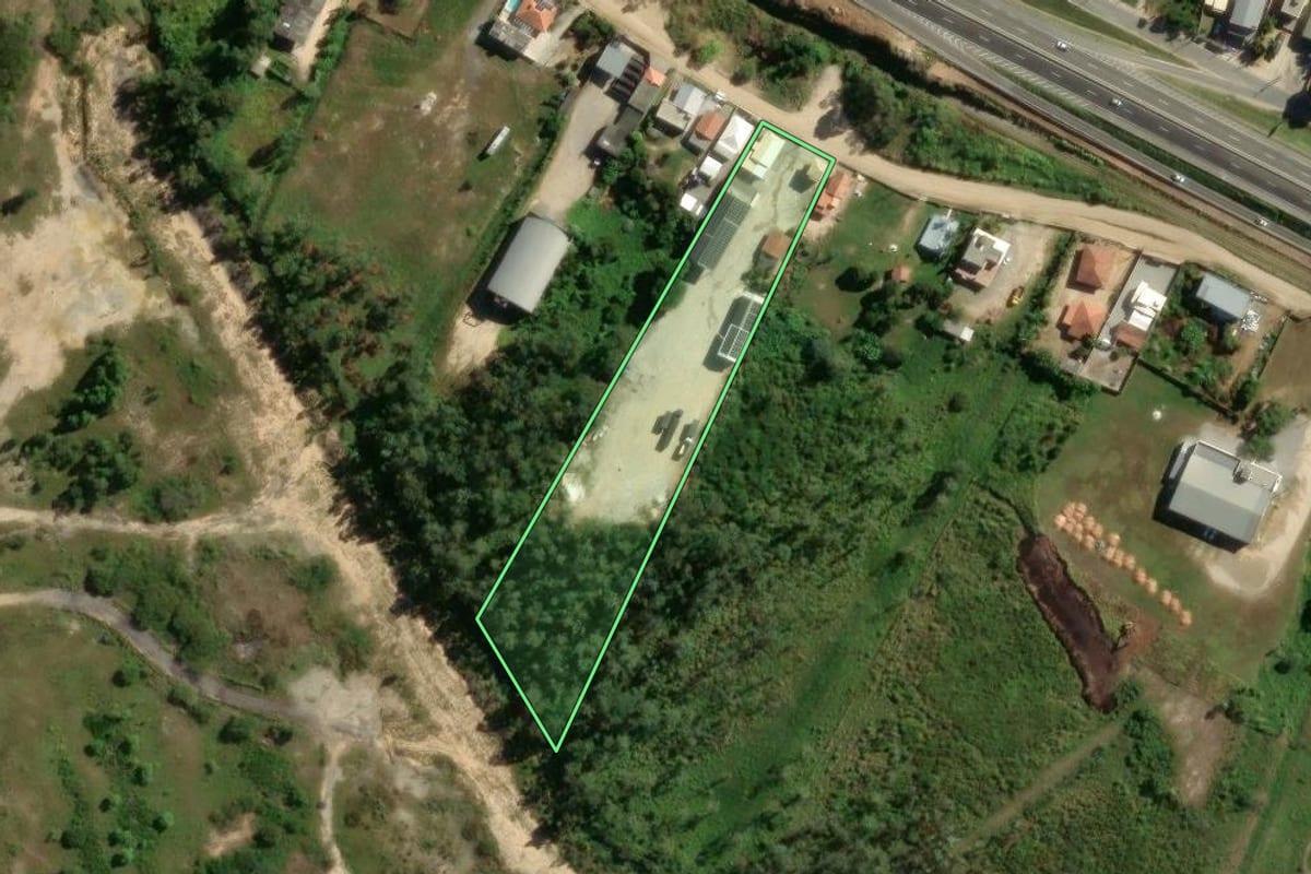 Imagem de satélite do imóvel rural em Pescaria Brava (SC), com o contorno declarado no CAR desenhado por cima.