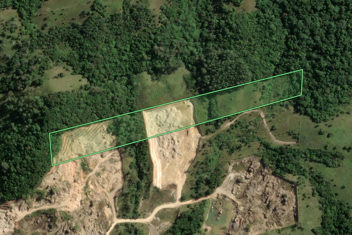 Imagem de satélite do imóvel rural em Pescaria Brava (SC), com o contorno declarado no CAR desenhado por cima.