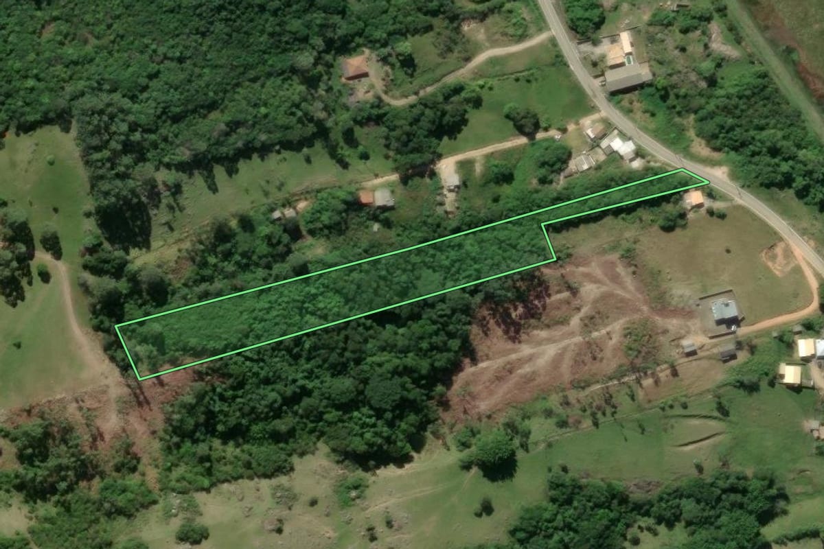 Imagem de satélite do imóvel rural em Pescaria Brava (SC), com o contorno declarado no CAR desenhado por cima.