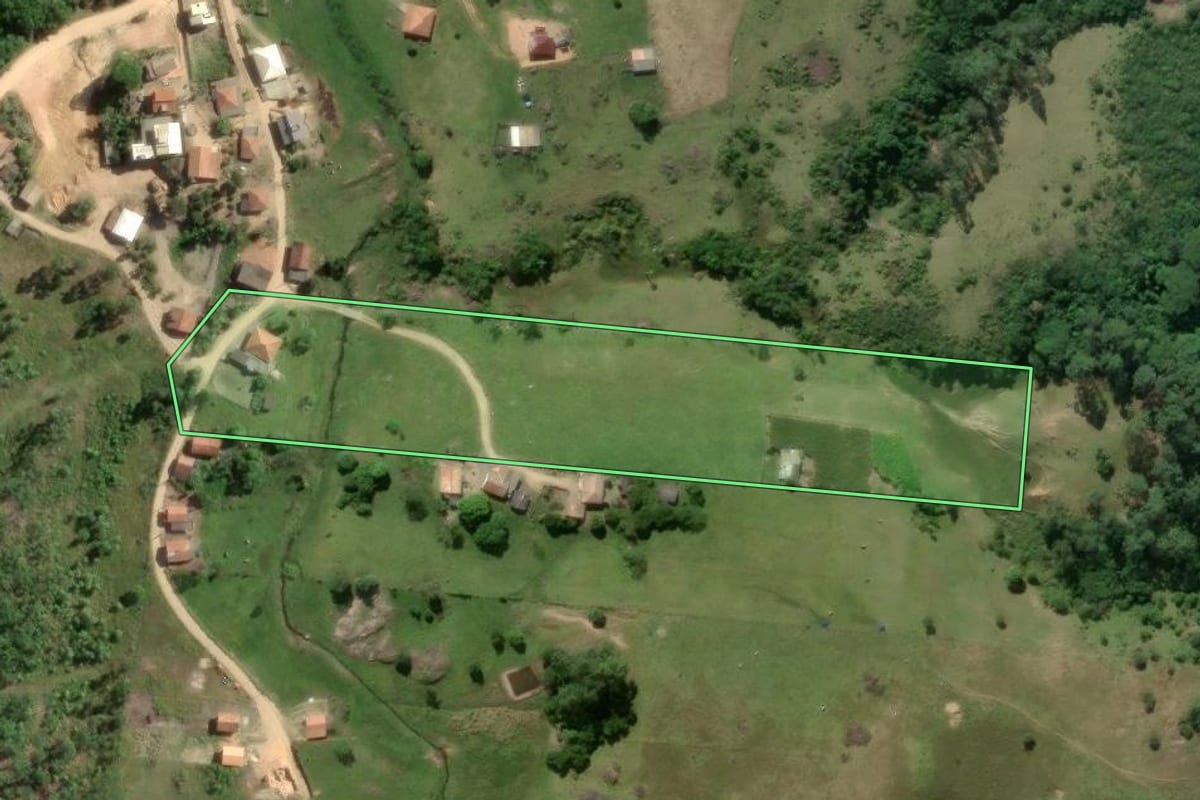 Imagem de satélite do imóvel rural em Pescaria Brava (SC), com o contorno declarado no CAR desenhado por cima.
